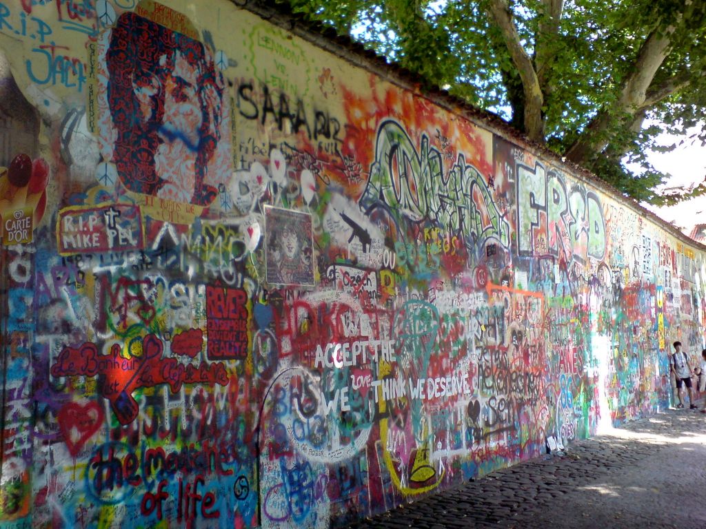 Muro de John Lennon. Castillo y Puente de Carlos