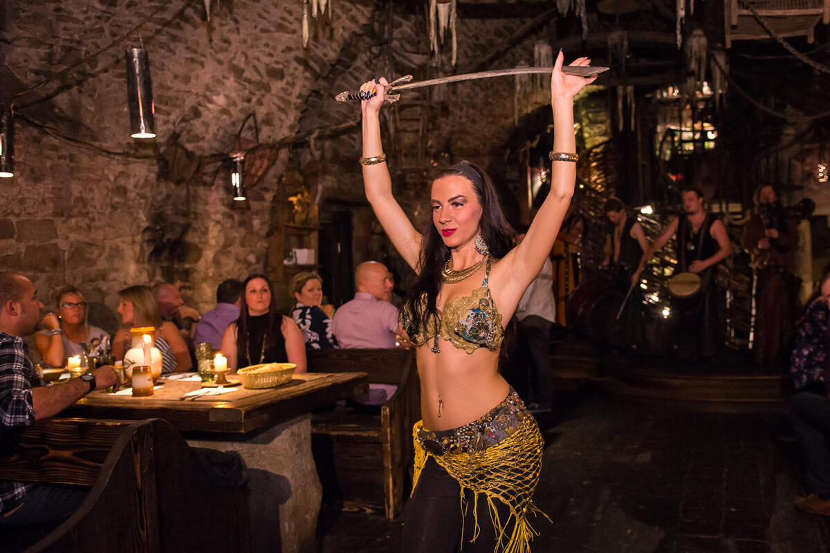 Cena con espectáculo medieval